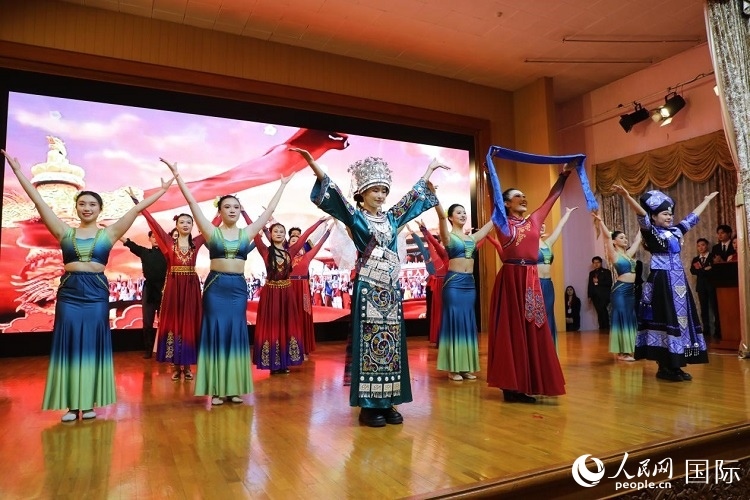 留俄學(xué)生進(jìn)行民族舞表演。人民網(wǎng)記者 隋鑫攝