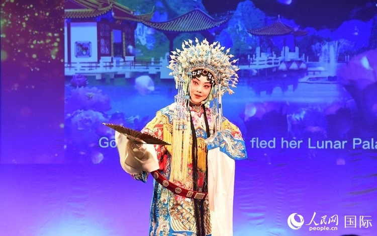 京劇經(jīng)典選段《貴妃醉酒》。人民網(wǎng)記者 殷淼攝