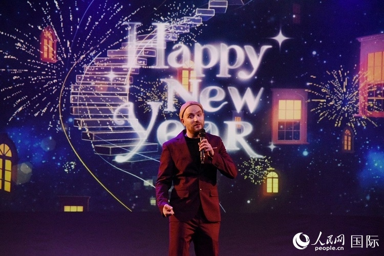 瑞典籍歌手天木演唱歌曲《Happy New Year》。人民網(wǎng)記者 殷淼攝