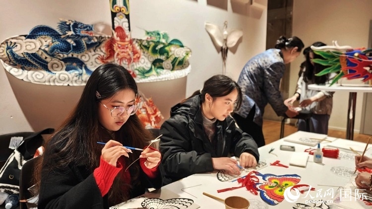 體驗非遺文化“制作小風箏”。人民網(wǎng)記者 殷淼攝