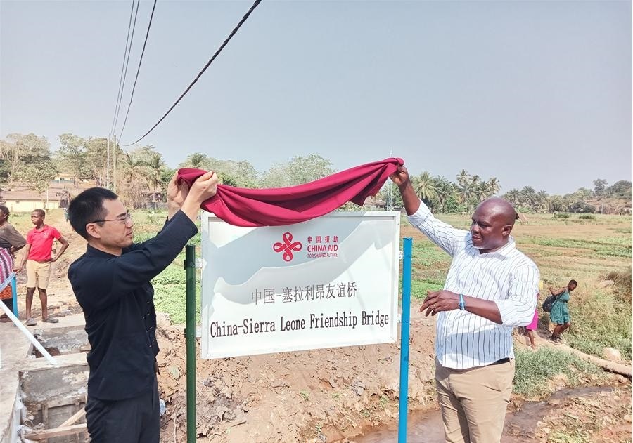 中國駐塞拉利昂大使王擎（左）和博城市市長穆薩（右）為中國—塞拉利昂友誼橋揭牌。中國援塞農(nóng)業(yè)專家組供圖