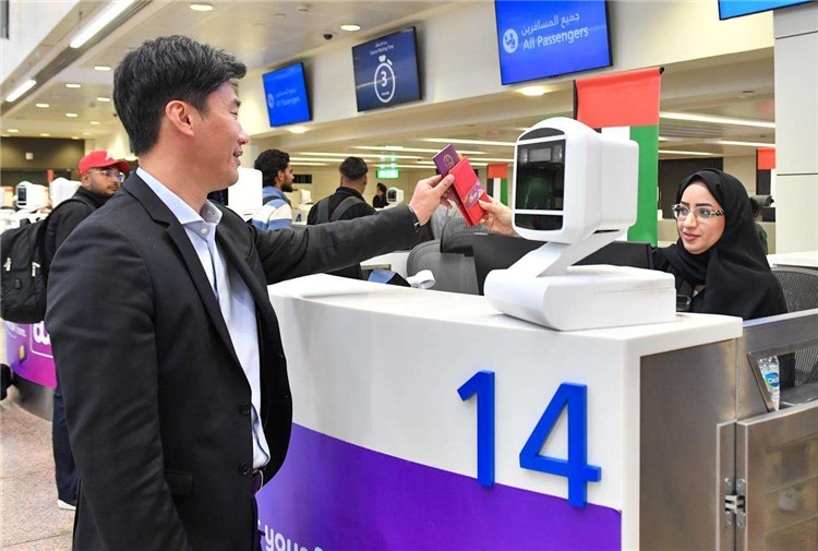 1月22日，迪拜免稅店聯(lián)合迪拜移民局向入境中國旅客贈送新年賀禮。迪拜移民局供圖