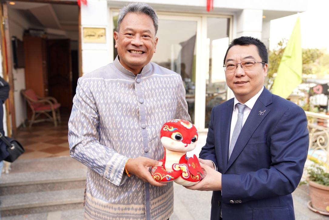 中國駐埃及使館參贊兼開羅中國文化中心主任張易向塔納瓦大使贈送2025“歡樂春節(jié)”吉祥蛇。開羅中國文化中心供圖