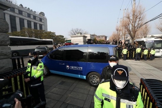  1月21日，尹錫悅乘坐的車輛進(jìn)入韓國首爾的憲法法院。新華社記者姚琪琳攝