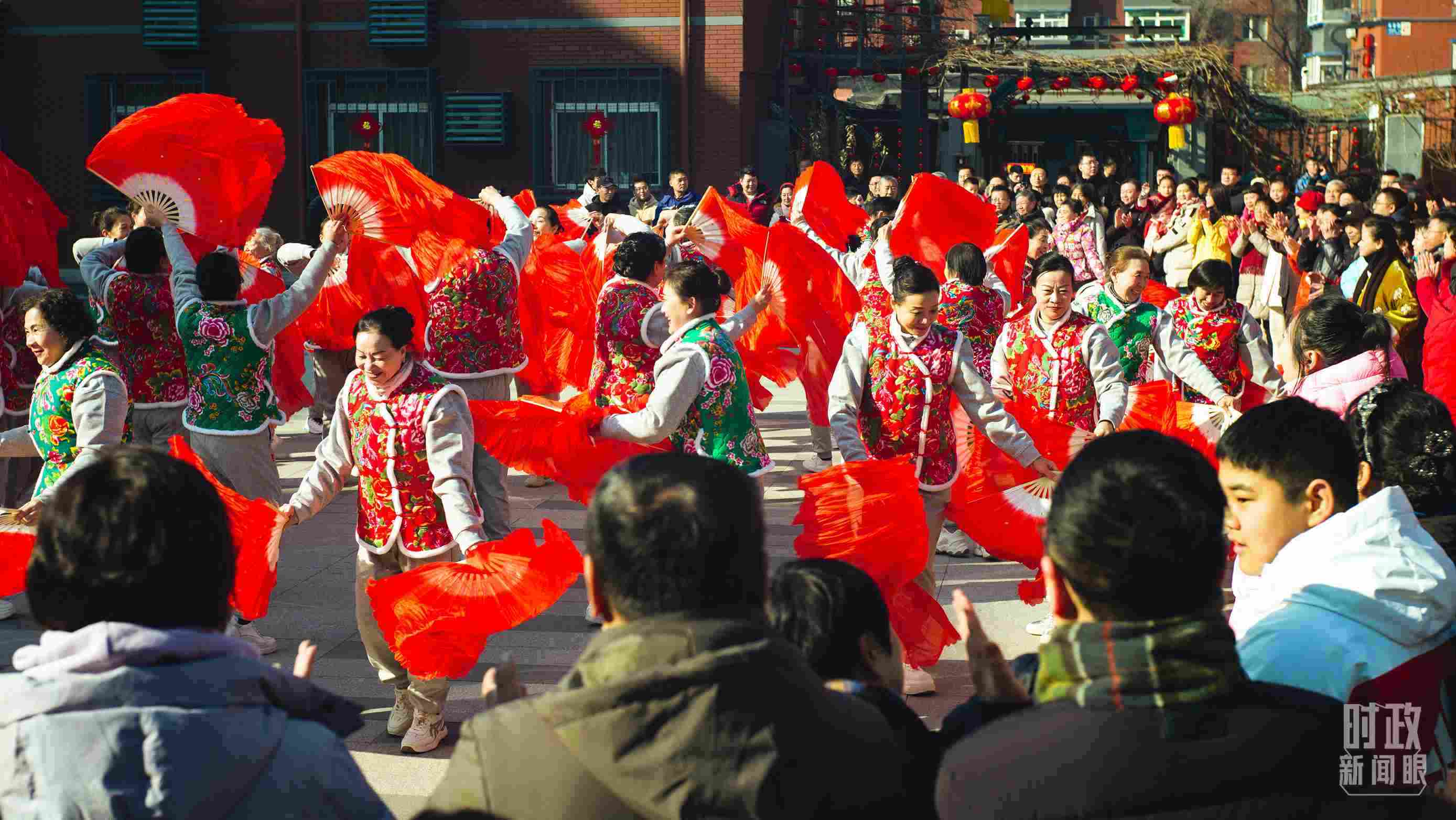 長(zhǎng)安小區(qū)文化廣場(chǎng)上，居民們扭起歡快的秧歌。（總臺(tái)央視記者彭漢明拍攝）