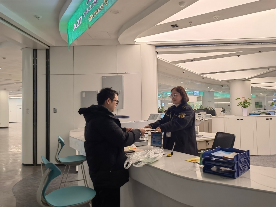 企業(yè)在出證窗口“一站式”領(lǐng)取變更后的營(yíng)業(yè)執(zhí)照。圖片來(lái)源：浙江衢州市市場(chǎng)監(jiān)督管理局