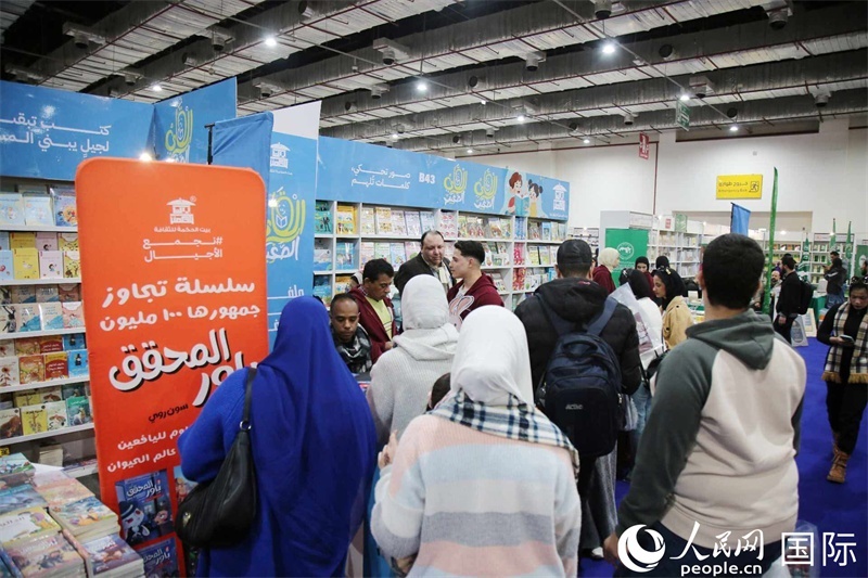 觀眾參觀書展展臺(tái)。人民網(wǎng)記者 黃培昭攝