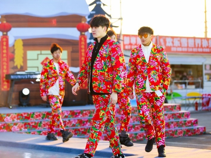 東北滑雪走秀現(xiàn)場。人民網(wǎng)記者 許維娜攝