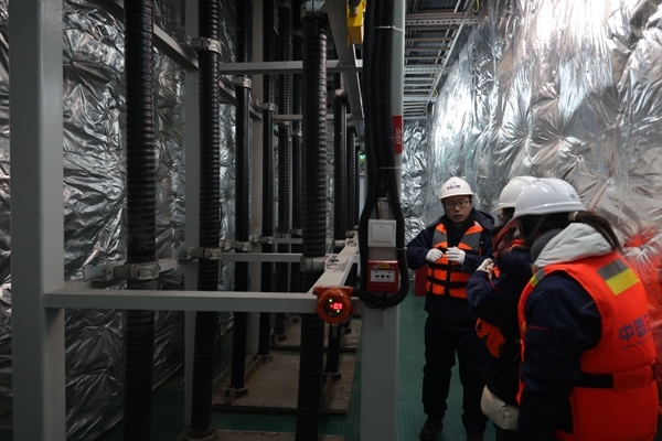 運維人員在風電場海上升壓站上進行巡視檢查。受訪者供圖