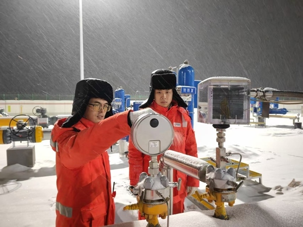 黑河作業(yè)區(qū)員工夜間對天然氣管道進行巡檢。受訪者供圖