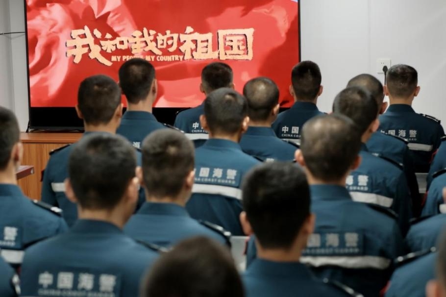 1月25日，中國海警海鷗艦組織艦上執(zhí)法員觀看紅色電影。