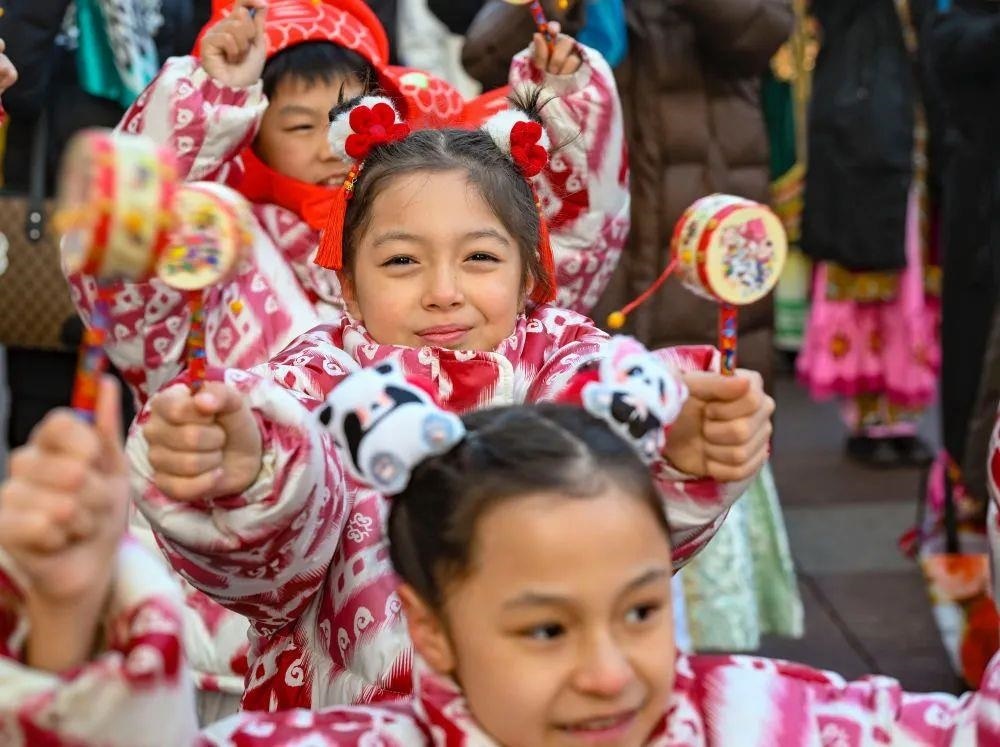 △新疆大巴扎社火迎新春，孩子們在現(xiàn)場表演。