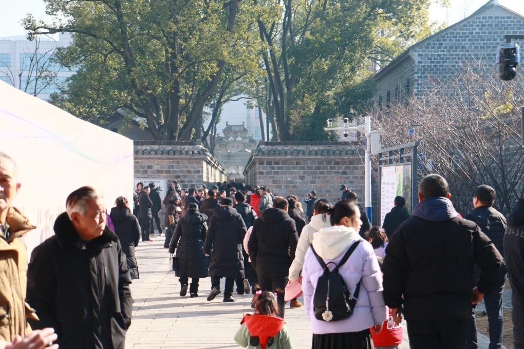 1月29日，游客在安徽省桐城市的六尺巷游覽。新華社記者 許諾 攝