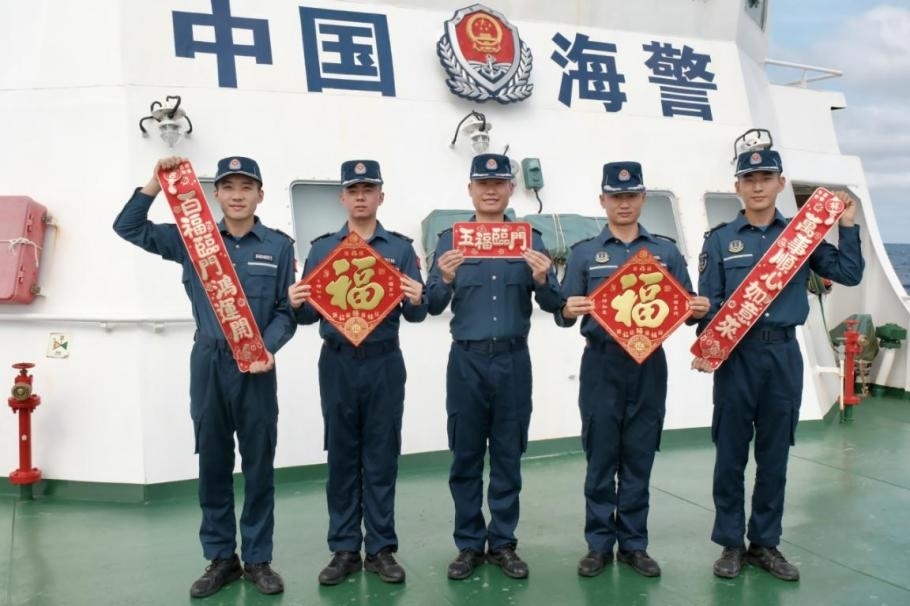 1月27日，中國海警海鷗艦執(zhí)法員們展示春聯福字，慶祝農歷春節(jié)。