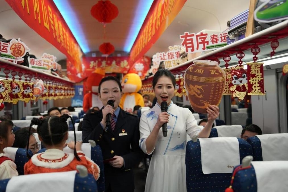 列車乘務(wù)員向旅客介紹江西美食——瓦罐湯。人民網(wǎng) 歐陽易佳攝