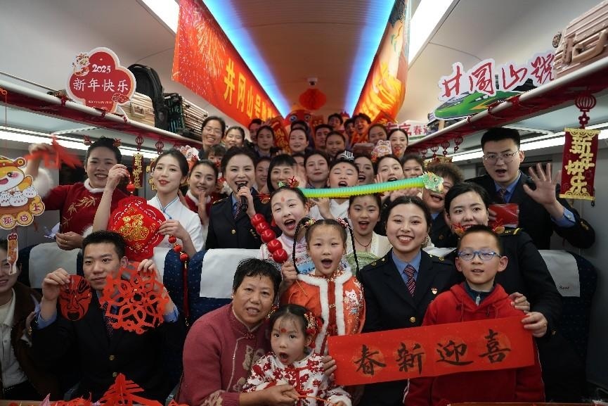 全體演職人員與旅客大合影。人民網(wǎng) 歐陽易佳攝