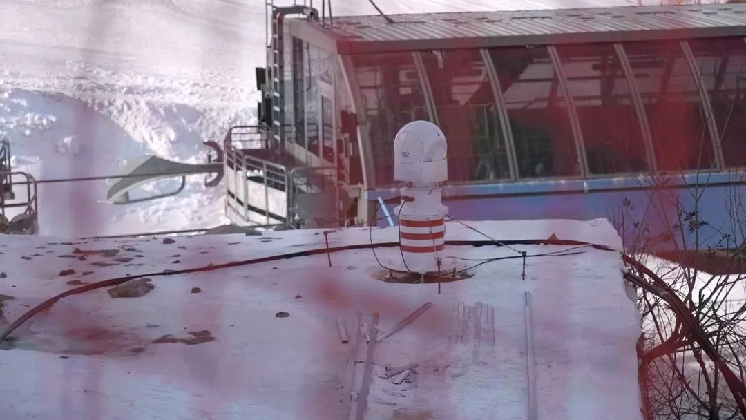 設(shè)在坡面障礙技巧和大跳臺(tái)雪道旁的激光測(cè)風(fēng)雷達(dá)。氣象部門(mén)供圖