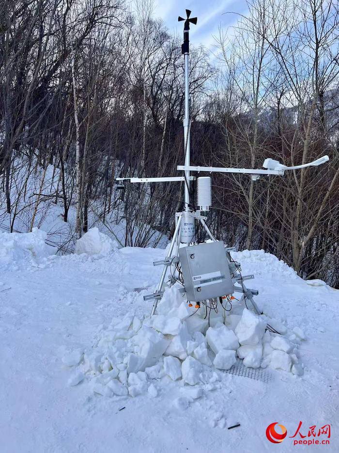 設(shè)置在賽道附近的便攜式自動(dòng)氣象站。人民網(wǎng) 高清揚(yáng)攝