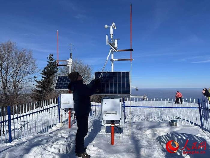 工作人員正在對(duì)氣象設(shè)備進(jìn)行日常維護(hù)。人民網(wǎng) 高清揚(yáng)攝