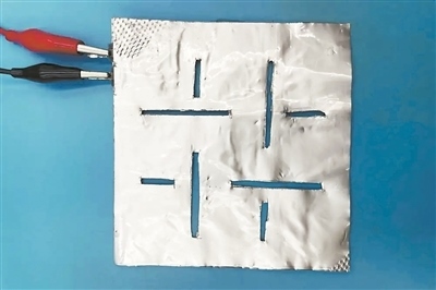 帶有矩形孔的袋式電池。圖片來(lái)源：英國(guó)《新科學(xué)家》雜志網(wǎng)站