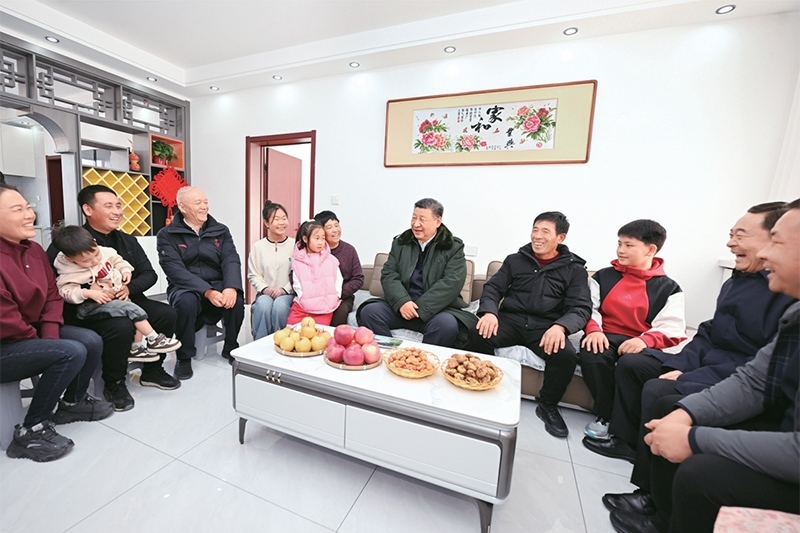 2025年1月22日至24日，中共中央總書記、國(guó)家主席、中央軍委主席習(xí)近平冒著嚴(yán)寒來到遼寧，看望慰問基層干部群眾。這是22日下午，習(xí)近平在葫蘆島市綏中縣明水滿族鄉(xiāng)祝家溝村考察時(shí)，同村民王寶維一家圍坐一起拉家常。 新華社記者 謝環(huán)馳/攝