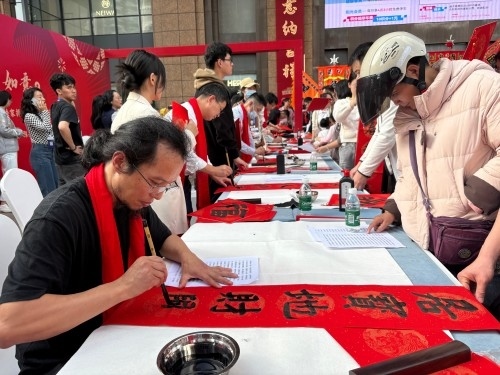 活動(dòng)現(xiàn)場(chǎng)贈(zèng)送春聯(lián)和福字。人民網(wǎng) 陳葉欣攝