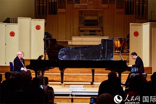 英國(guó)皇家音樂(lè)學(xué)院教授朱利安-雅格布森和旅英鋼琴家李勁峰演奏《黃河鋼琴協(xié)奏曲》。楊浩鵬攝
