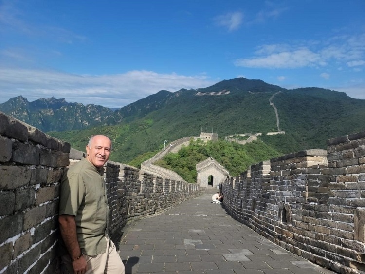 瓦里夫·庫邁哈在游覽長城時留影。受訪者供圖