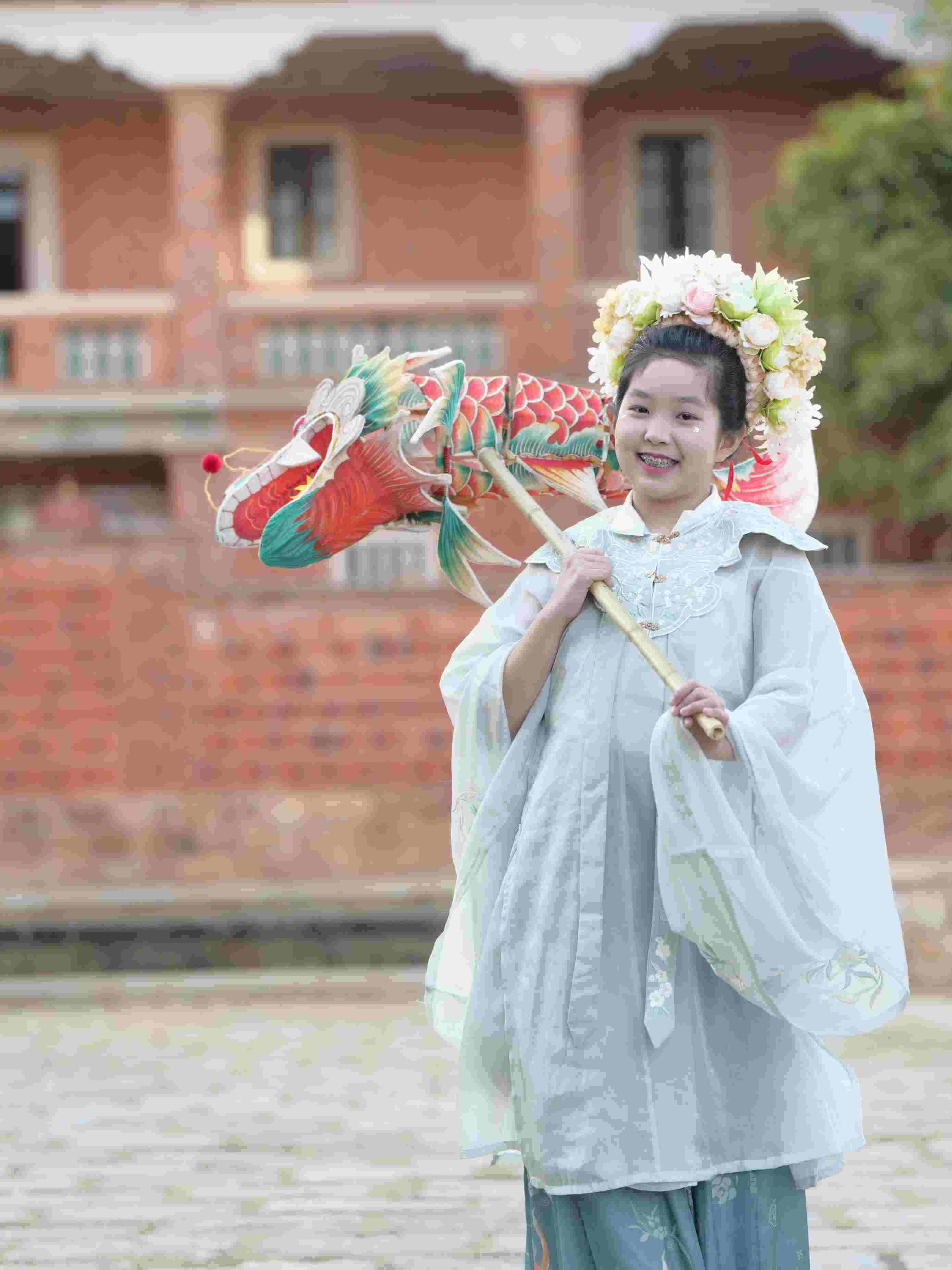 在泉州，沈女士為女兒拍下頭戴簪花的照片。受訪者供圖