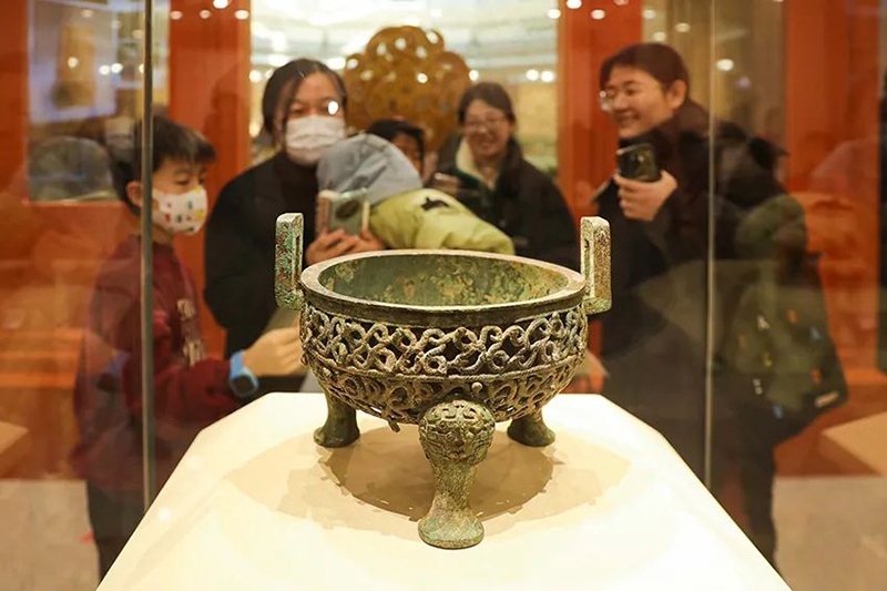 “尋蛇——藏在山西博物院里的蛇”展出的蟠蛇紋鏤空鼎。山西博物院供圖