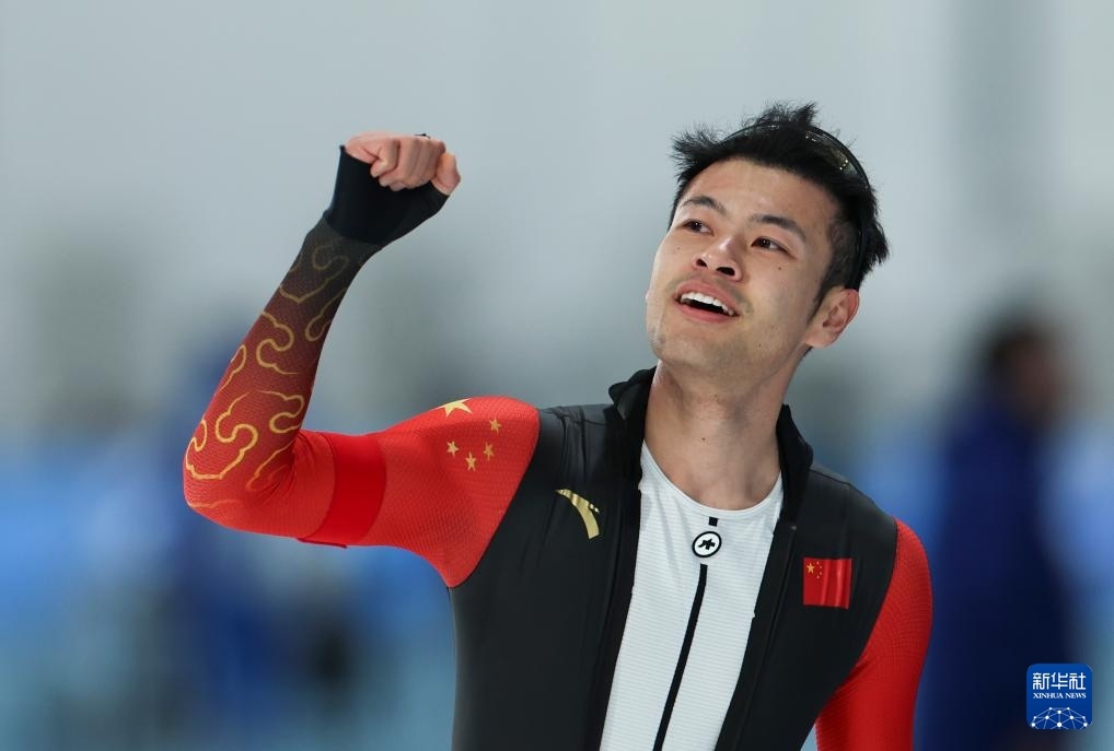 2月8日，寧忠?guī)r慶祝奪冠。新華社記者 王楷焱 攝