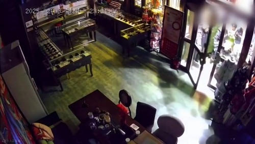 網(wǎng)傳“破門(mén)亮燈”畫(huà)面。網(wǎng)絡(luò)視頻截圖