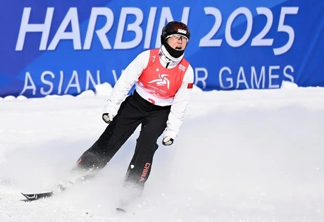 2月9日，徐夢(mèng)桃在完成動(dòng)作后慶祝。新華社記者 夏一方攝