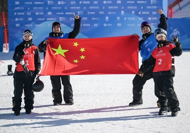 2月10日，中國隊選手張小楠、楊文龍、姜鑫杰與熊詩芮（從左至右）在比賽后慶祝。新華社記者 楊青攝
