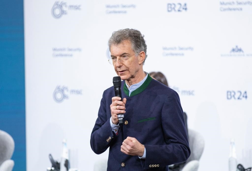 2024年2月18日，慕安會(huì)主席克里斯托夫·霍伊斯根在德國(guó)慕尼黑舉行的第60屆慕尼黑安全會(huì)議上發(fā)表閉幕致辭。新華社記者 張帆 攝