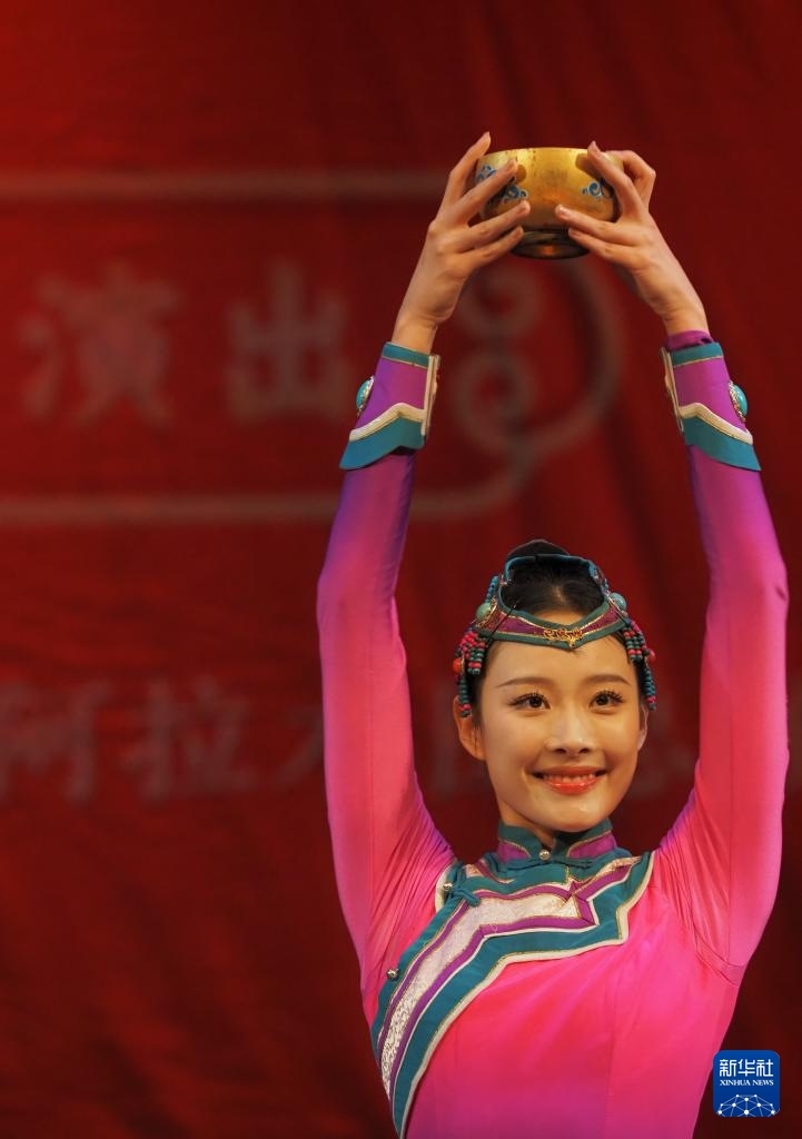 2月11日，在哈薩克斯坦阿拉木圖的阿拜國(guó)家歌劇和芭蕾舞劇院，中國(guó)演員表演舞蹈。新華社記者 趙宇 攝