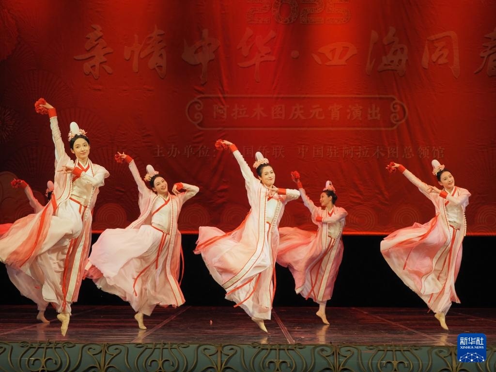 2月11日，在哈薩克斯坦阿拉木圖的阿拜國(guó)家歌劇和芭蕾舞劇院，中國(guó)演員表演舞蹈《元日霓裳》。新華社記者 趙宇 攝