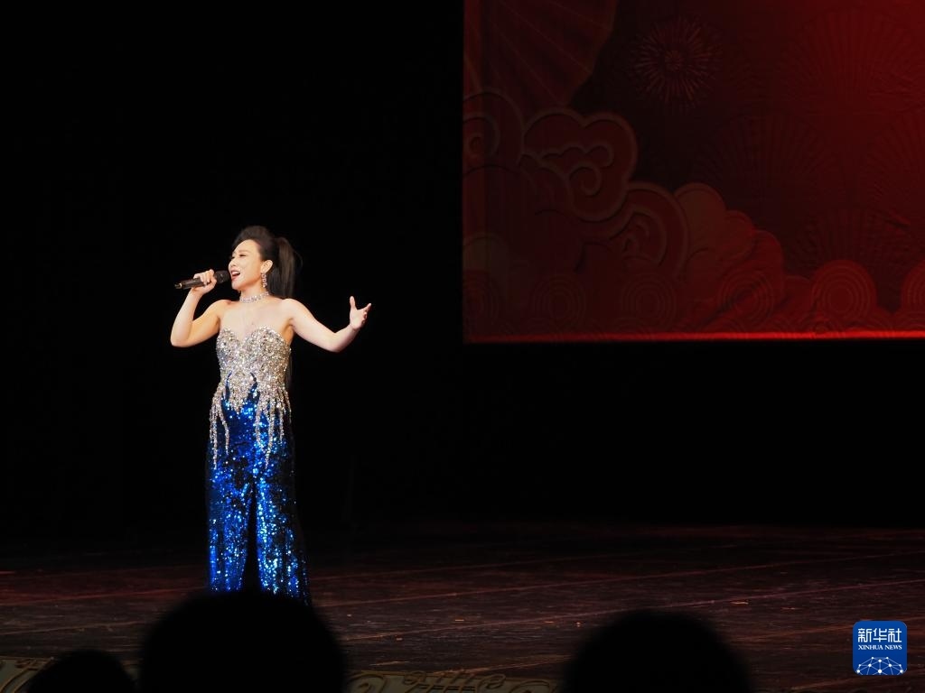 2月11日，歌手在哈薩克斯坦阿拉木圖的阿拜國(guó)家歌劇和芭蕾舞劇院演唱歌曲。新華社記者 趙宇 攝