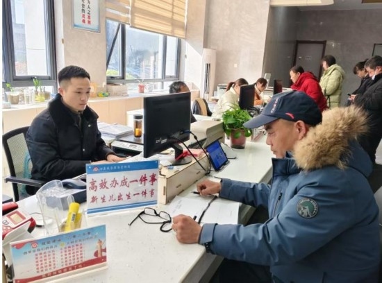市民在 “高效辦成一件事” 窗口辦理業(yè)務(wù)。彭雪松攝