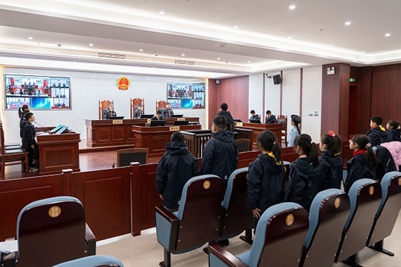 圖③：同學(xué)們開展模擬法庭活動(dòng)。