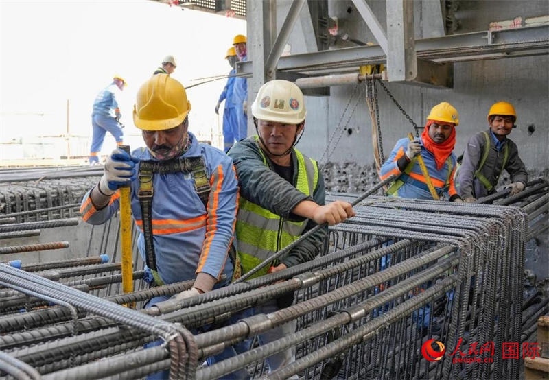 扎鋼筋。人民網(wǎng)塔里克·易卜拉欣攝