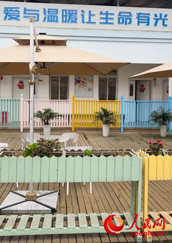 為讓“老小孩”住著開心，南泉鎮(zhèn)衛(wèi)生院設(shè)計(jì)成幼兒園風(fēng)格。人民網(wǎng) 陳葉欣攝