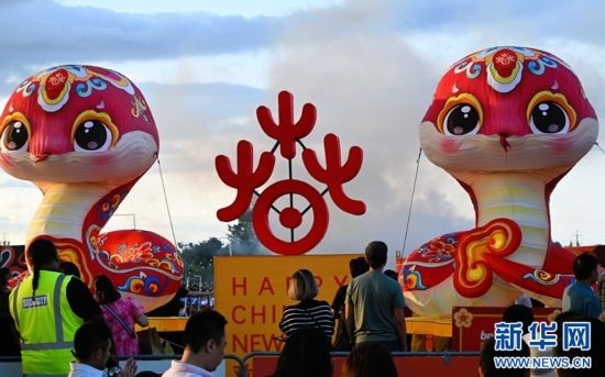 圖為游客在2025年奧克蘭元宵燈節(jié)游覽。（圖片由奧克蘭中國文化中心提供）