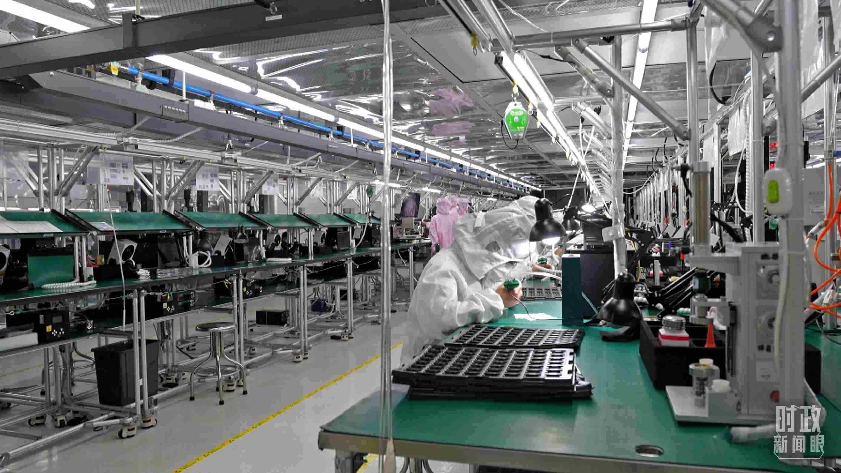 △四川省宜賓市極米光電有限公司的無塵車間光機組裝線。（總臺央視記者范學禹拍攝）