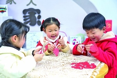 圖為孩子們在老師指導下制作蛇年主題剪紙。 新華社記者 徐昱攝