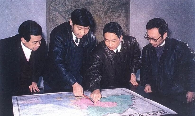 1991年12月,習近平與同事討論福州市戰(zhàn)略規(guī)劃設想。(圖源:《習近平在福州》)