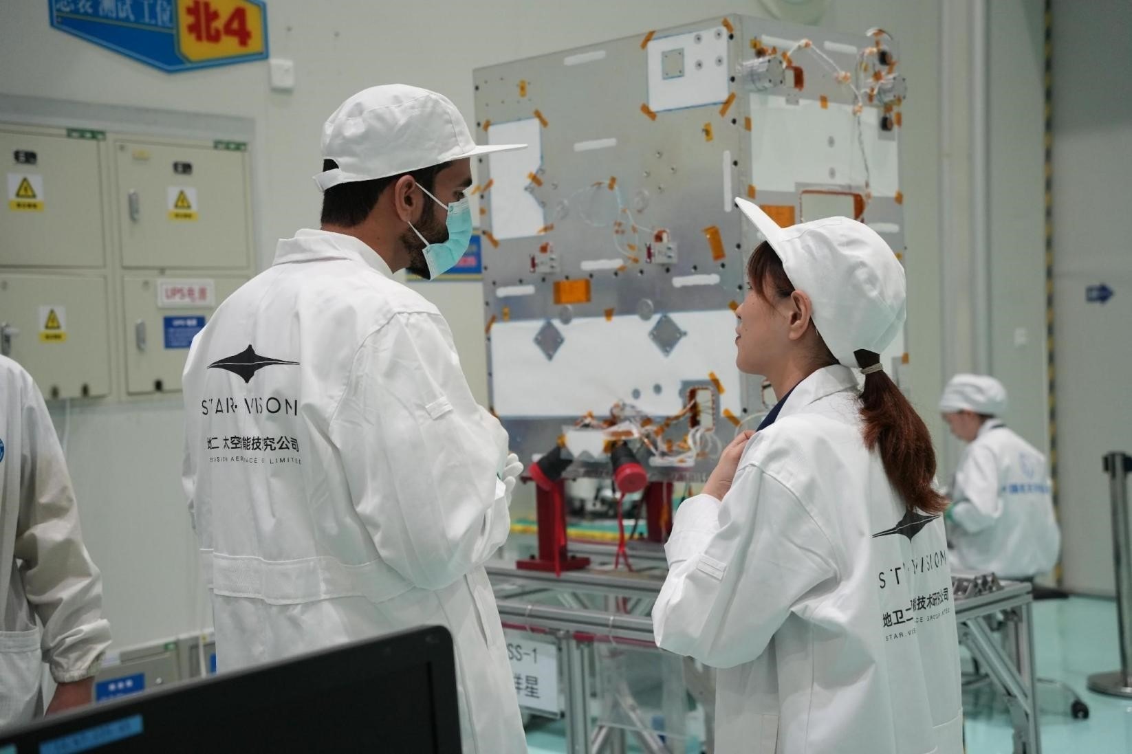 阿曼技術(shù)人員在中國(guó)接受培訓(xùn)。阿曼蘭斯航天公司供圖