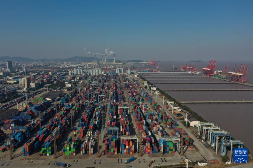  1月24日拍攝的寧波舟山港北侖港區(qū)集裝箱碼頭。 新華社記者 黃宗治 攝