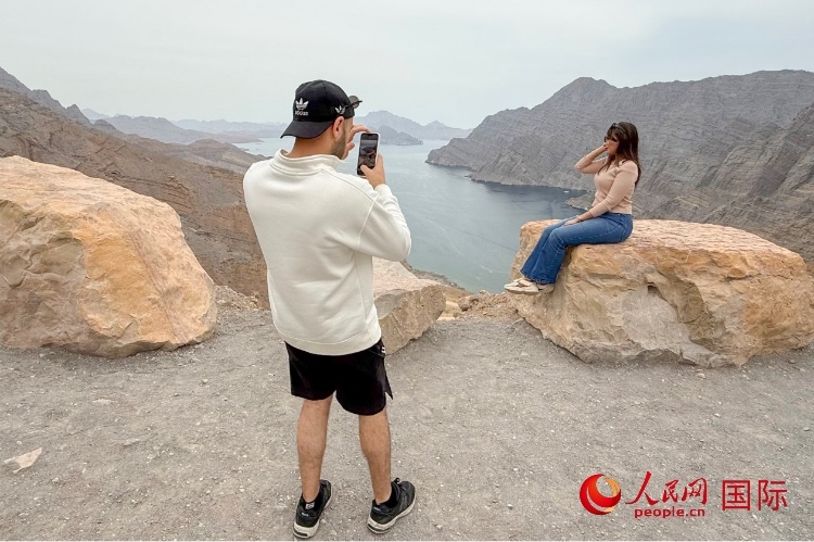 圖為游客參觀阿曼北部穆桑代姆峽灣。人民網(wǎng) 塔里克·易卜拉欣攝