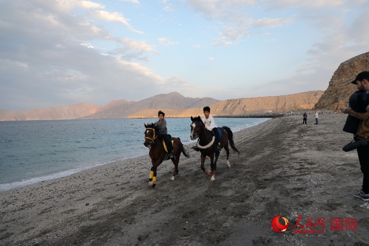 圖為游客在穆桑代姆一處海灘公園休閑玩耍。人民網(wǎng)記者 沈小曉攝